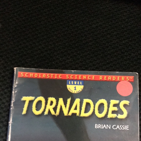 “ tornadoes” Scholastic science readers level 1 - Picture 3 of 14